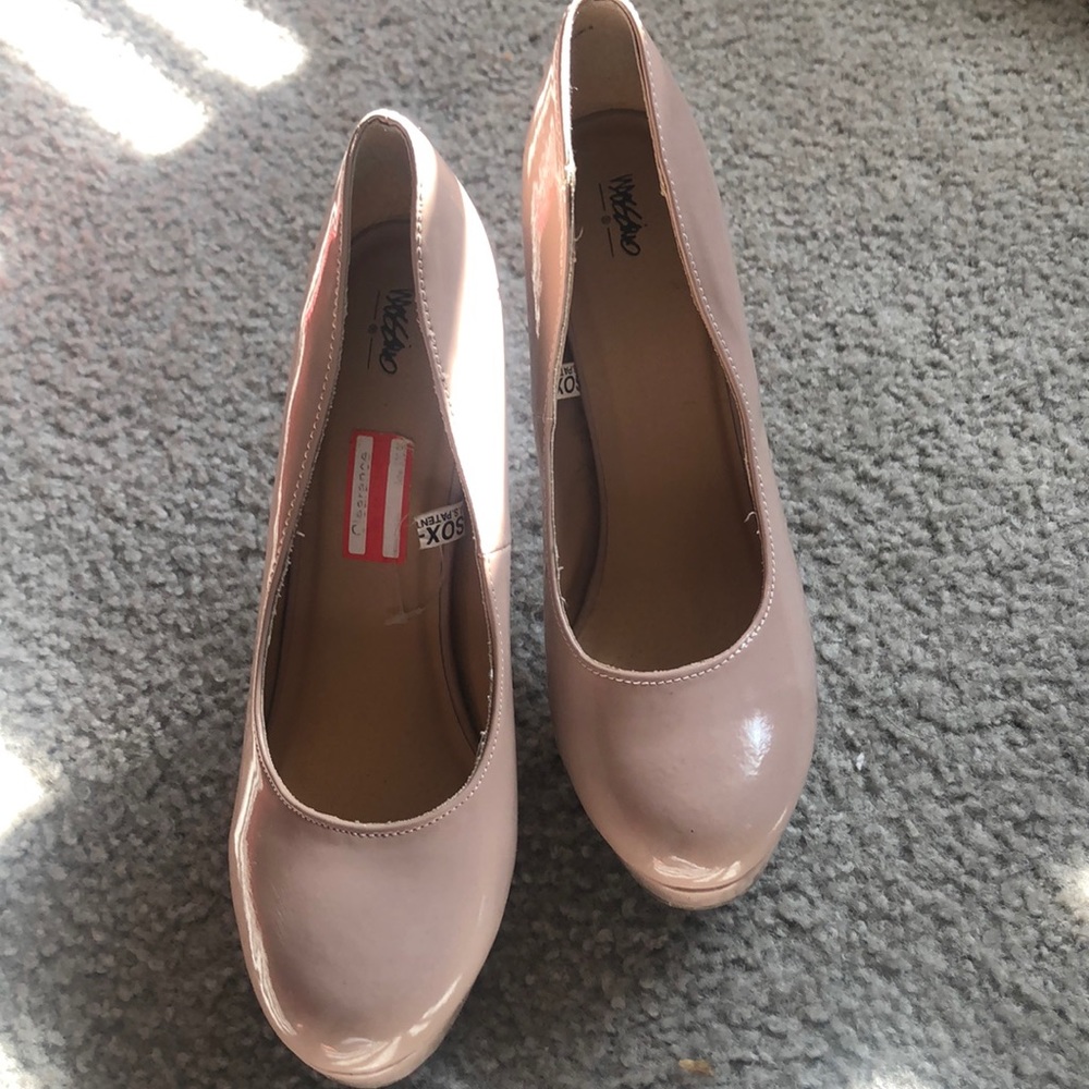 Nude pumps